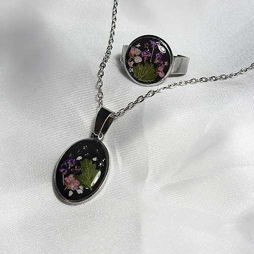 Sady šperkov - Sada šperkov “Noc a deň” - so skutočnými kvetmi zaliatymi v živici (Strieborná s čiernym podkladom, dialovými kvetmi a hviezdami) - 18069901_