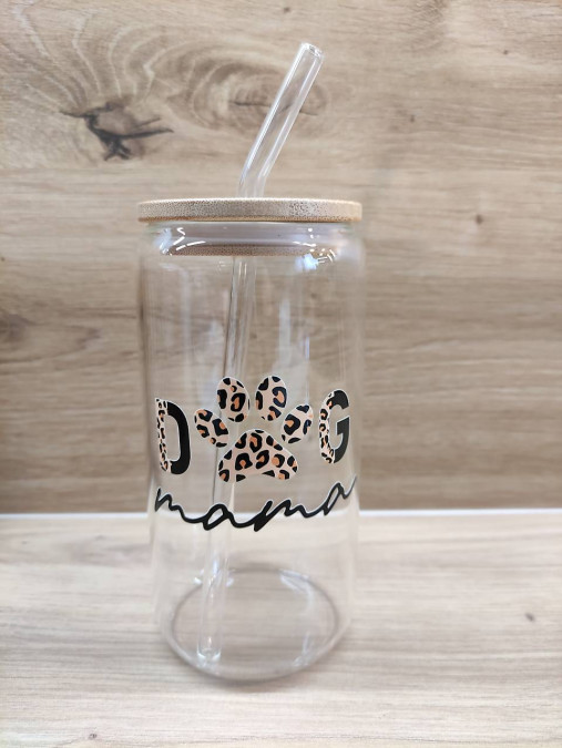 Sklenený pohár so slamkou