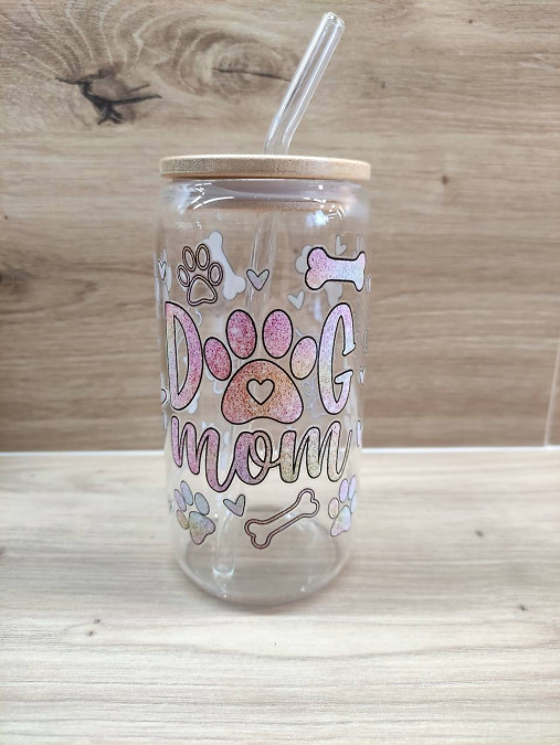 Sklenený pohár so slamkou