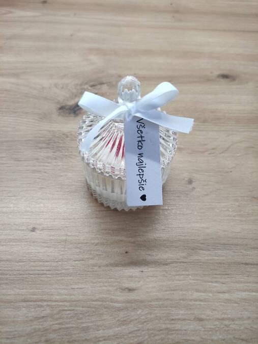 Sójová sviečka vo svietniku