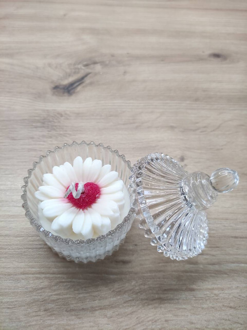 Sójová sviečka vo svietniku