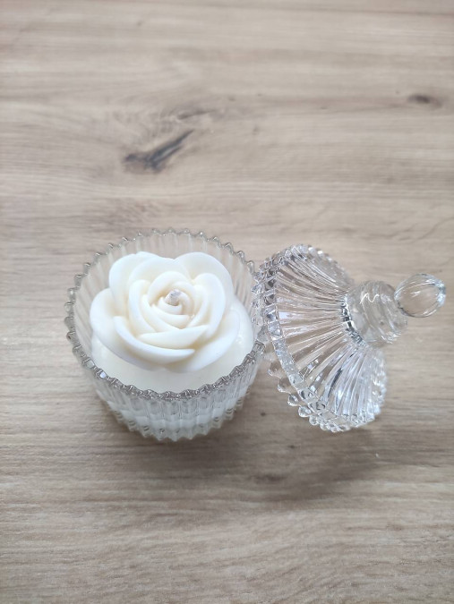 Sviečka vo svietniku