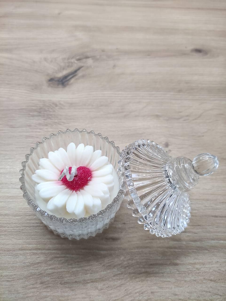 Sójová sviečka vo svietniku