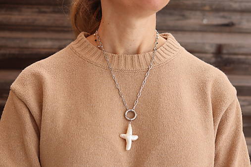 Náhrdelník / retiazka s perlový krížikom