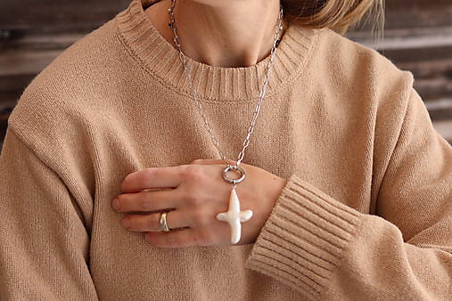 Náhrdelník / retiazka s perlový krížikom