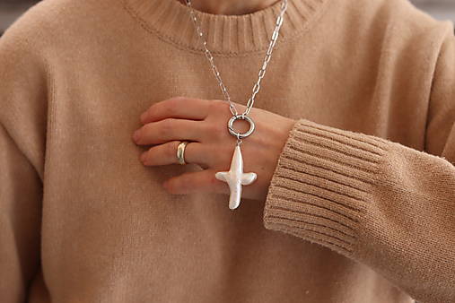 Náhrdelník / retiazka s perlový krížikom