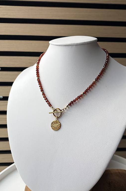 Náhrdelník granát s medailónom