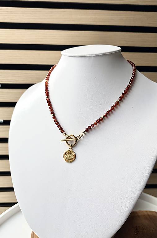 Náhrdelník granát s medailónom