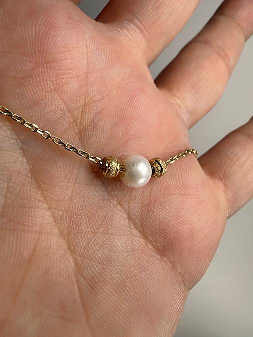 Zlatá 585/1000 retiazka s riečnou perlou a zlatými guličkami