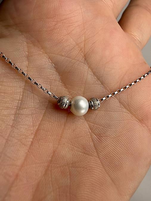 Biele zlato 585/1000 retiazka s riečnou perlou a zlatými guličkami