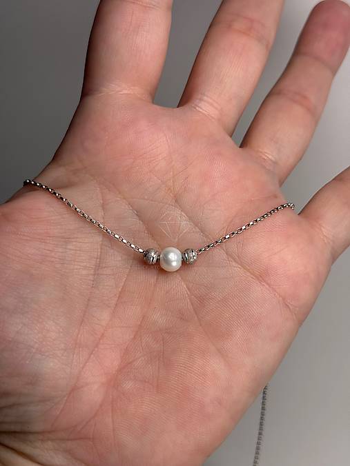 Biele zlato 585/1000 retiazka s riečnou perlou a zlatými guličkami