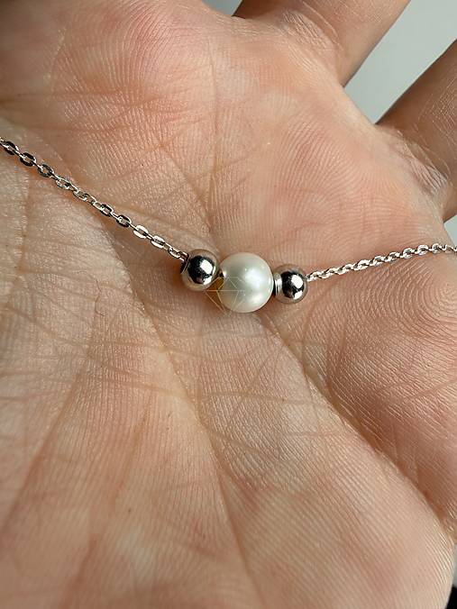 Strieborná 925/1000 retiazka s riečnou perlou a striebornými guličkami
