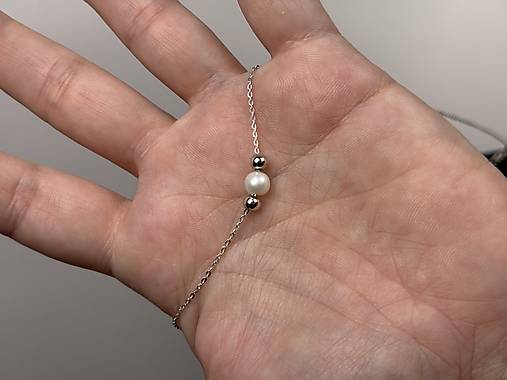 Strieborná 925/1000 retiazka s riečnou perlou a striebornými guličkami