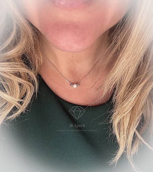 Strieborná 925/1000 retiazka s riečnou perlou a striebornými guličkami