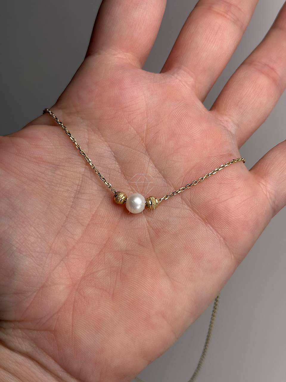 Zlatá 585/1000 retiazka s riečnou perlou a zlatými guličkami