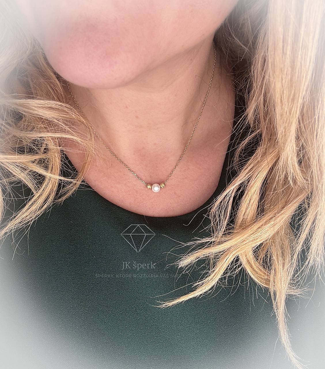 Zlatá 585/1000 retiazka s riečnou perlou a zlatými guličkami