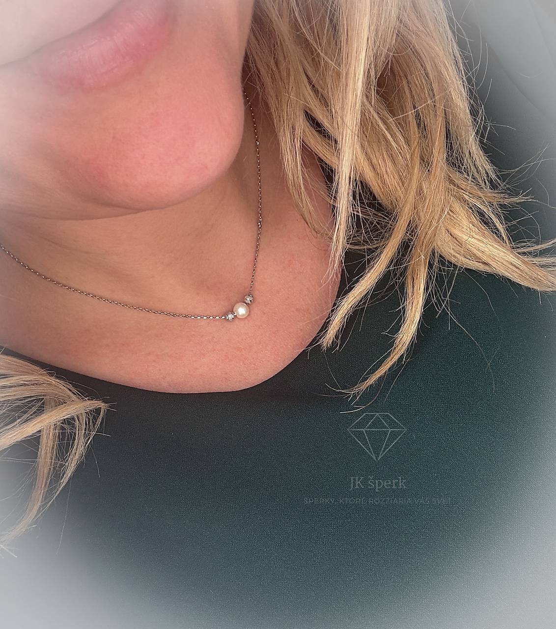 Biele zlato 585/1000 retiazka s riečnou perlou a zlatými guličkami