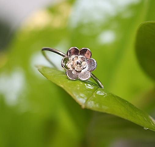 Prstene - Strieborný prsteň kvetinka s guličkou - 18074272_