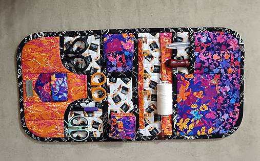 Závesný textilný organizér na operadlo pohovky pre handmade tvorcov – potreby vždy poruke