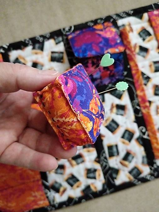 Závesný textilný organizér na operadlo pohovky pre handmade tvorcov – potreby vždy poruke