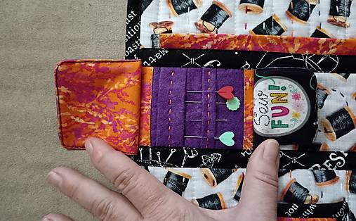 Závesný textilný organizér na operadlo pohovky pre handmade tvorcov – potreby vždy poruke