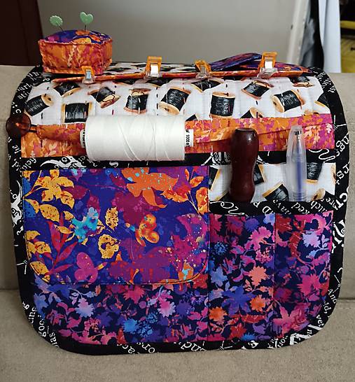 Závesný textilný organizér na operadlo pohovky pre handmade tvorcov – potreby vždy poruke