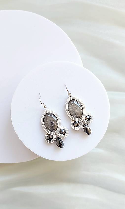 Náušnice - Grey & Silver - Ručne šité šujtášové náušnice - soutache earring - 18075578_