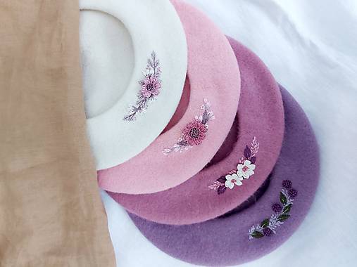 Čiapky, čelenky, klobúky - Ručne vyšívaná vlnená baretka  - 18074836_