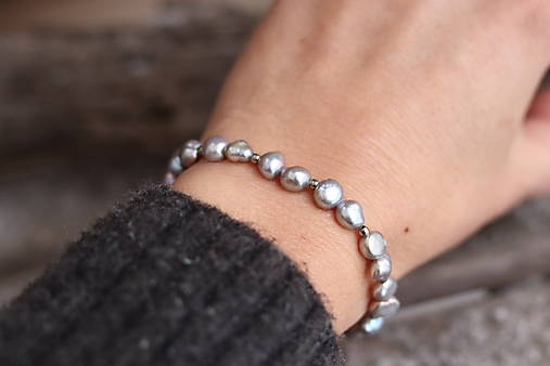 Perlový náramok grey