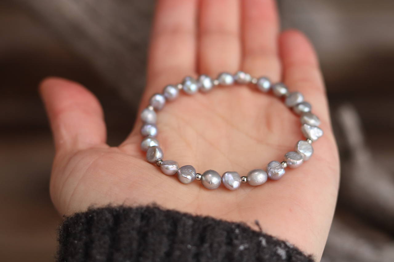 Perlový náramok grey