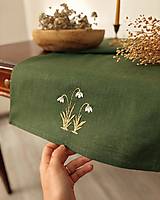Úžitkový textil - Ručne vyšívaný ľanový behúň - Lesná zelená so sneženkami - 18074887_