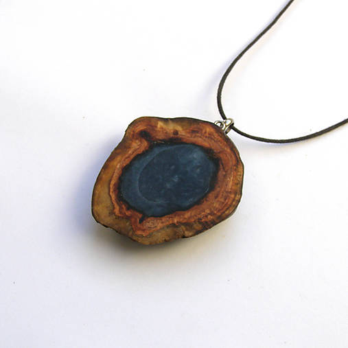 Náhrdelníky - Drevený prívesok - špaltovaný topoľový kalus so živicou - 18076102_