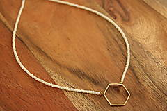 Náhrdelníky - Choker Šesťuholník v perleťovej - 18077709_