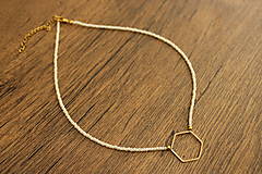 Náhrdelníky - Choker Šesťuholník v perleťovej - 18077710_