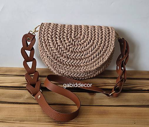 Háčkovaná kabelka s koženými komponentami