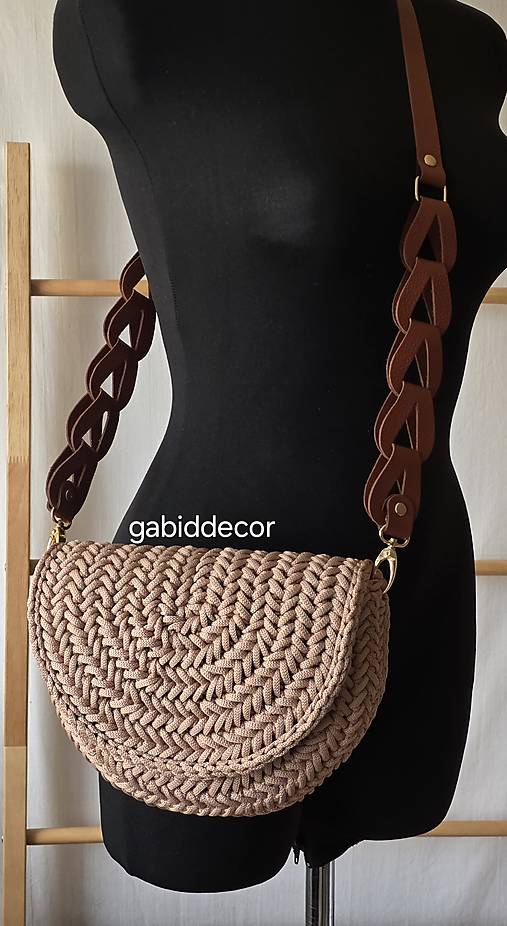 Háčkovaná kabelka s koženými komponentami