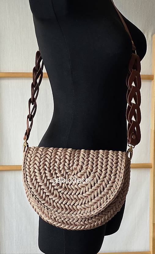 Háčkovaná kabelka s koženými komponentami