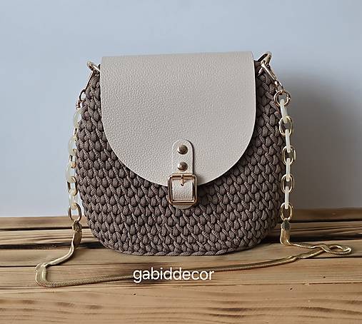 Háčkovaná kabelka s koženými komponentami