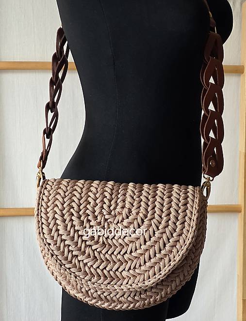 Háčkovaná kabelka s koženými komponentami