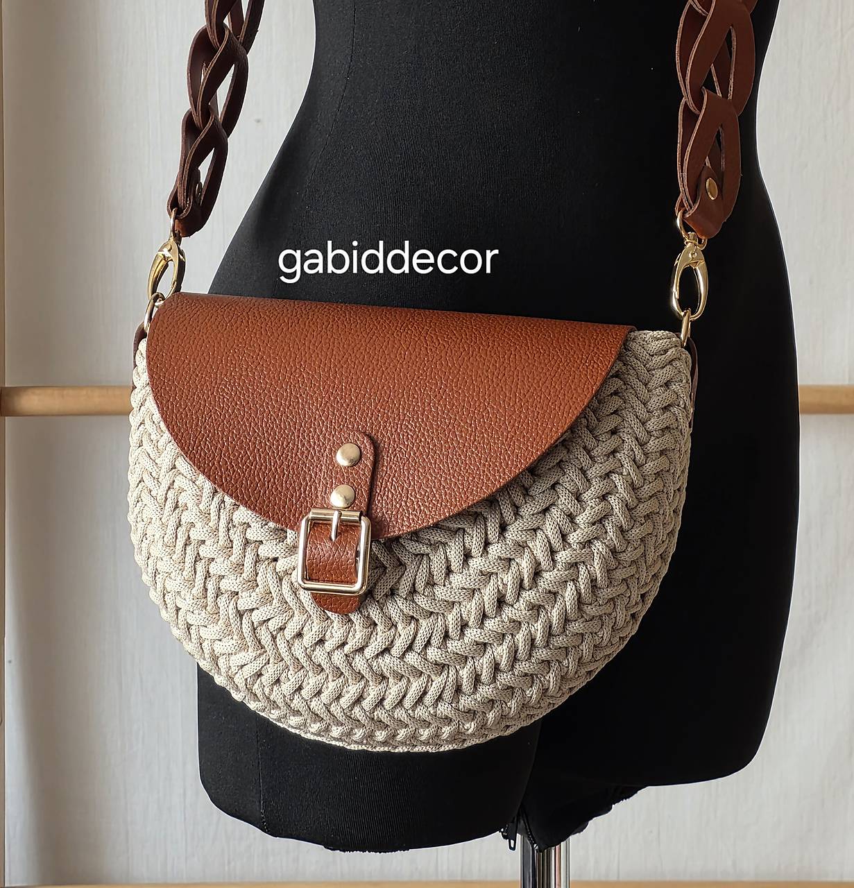 Háčkovaná kabelka s koženými komponentami (Ozdobný trak)