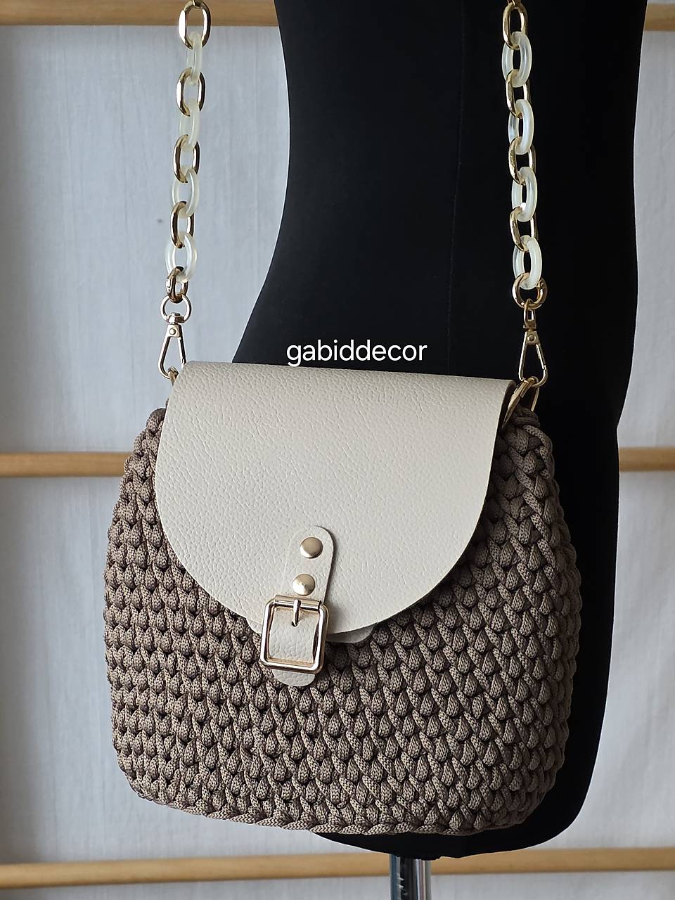 Háčkovaná kabelka s koženými komponentami