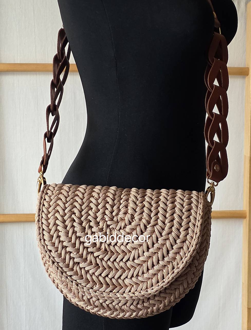 Háčkovaná kabelka s koženými komponentami