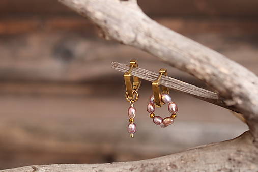 Perlové náušnice asymetrické lila