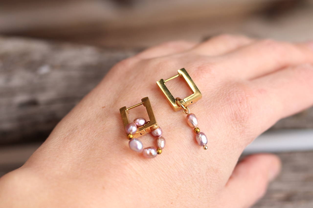 Perlové náušnice asymetrické lila