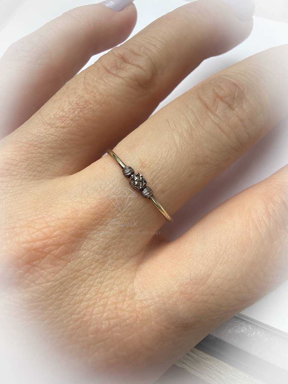 Zlatý 585/1000 prsteň kombinácia biele a žlté zlato