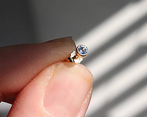 Náušnice - Zlatá minimalistická náušnice bledomodrá - 3 mm 1ks - 18079455_
