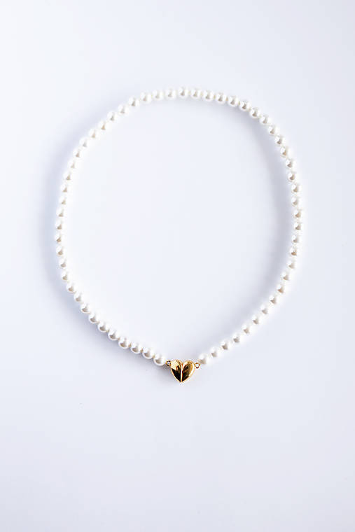minimalistický shell perlový náhrdelník - 2v1 zlaté srdce