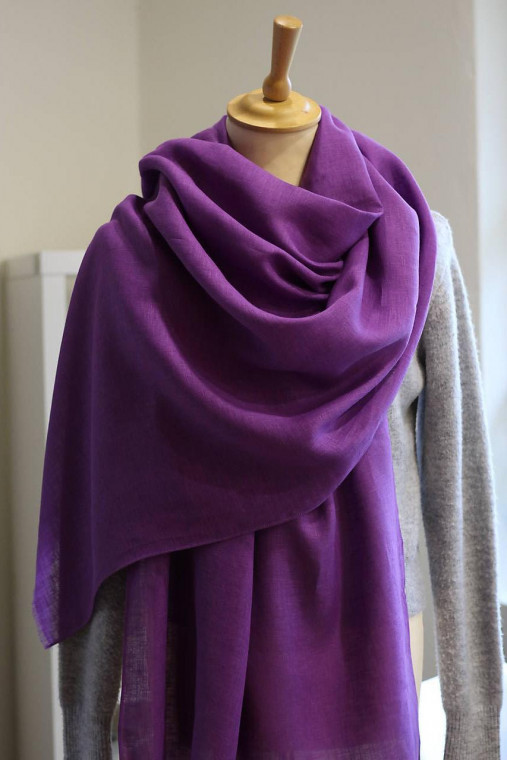 Dámska veľká ľanová šatka vo fialovej farbe – 100 % prírodný ľan, v darčekovej krabičke