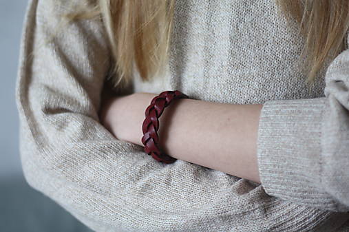 Náramky - Kožený náramok prepletaný- BORDOVÁ - 18080181_