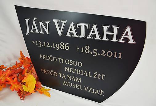 Tabuľky - Pamätná tabuľa na náhrobný kameň - s vlastným textom + 3D menom (55x38cm) - 18080254_